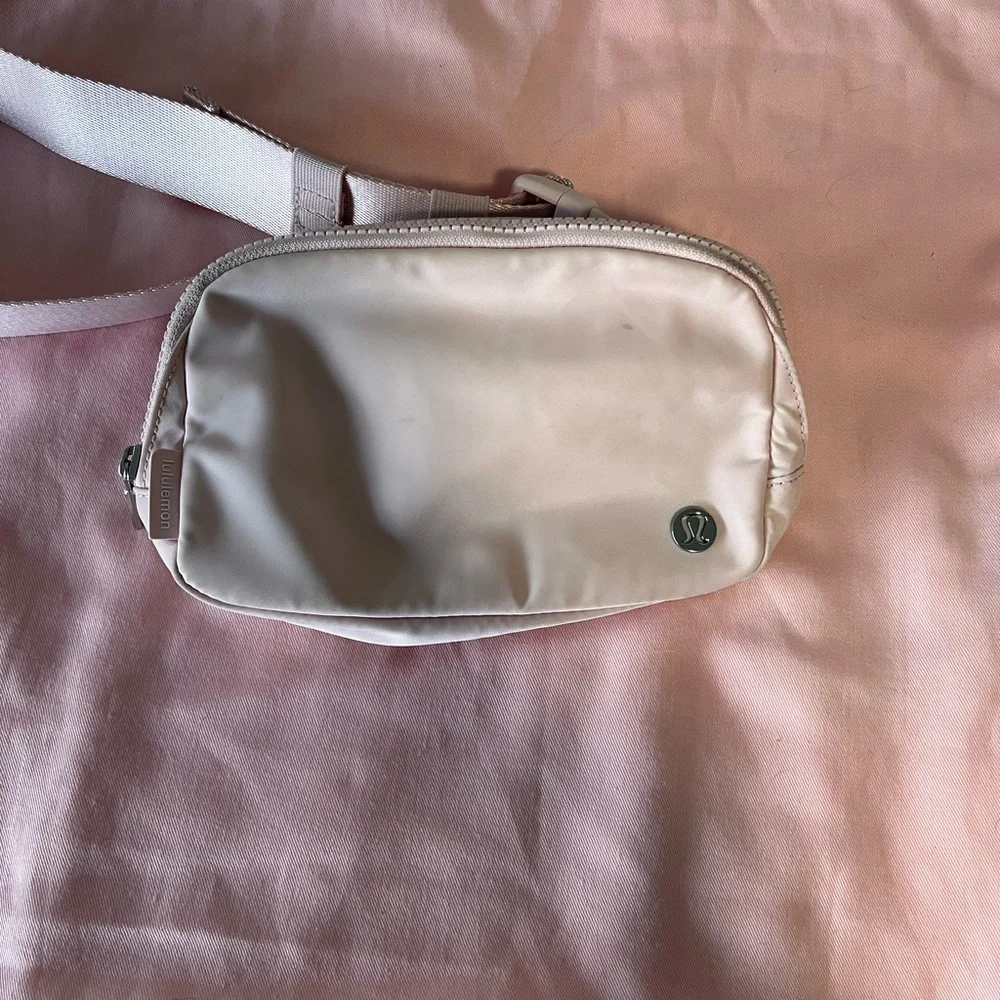 Lululemon belt bag in flush pink - Picture 9 of 10
